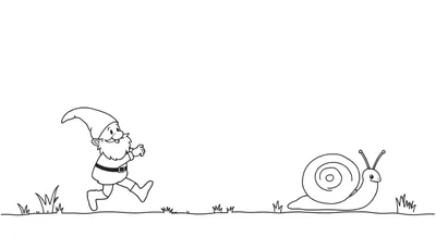 Dibujo lineal de un gnomo corriendo en un prado verde con un caracol a su derecha.