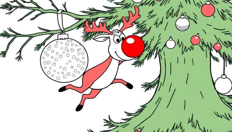 Imagen para colorear de un reno de dibujos animados con nariz roja y astas rojas colgando de un árbol de Navidad verde decorado.
